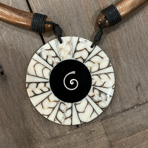 Adjustable necklace. Wood and plastic. - Picture 2 of 4